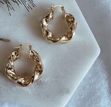 Load image into Gallery viewer, Callie Twisted 18k gold Hoops
